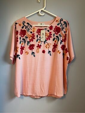 Embroidered Floral Short Sleeve Blouse in Light Pink Sz L/XL. NWT